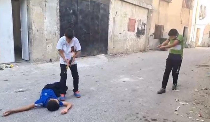 بالصور.. أطفال من الخليل يمثلون مشهد استشهاد عدي التميمي
