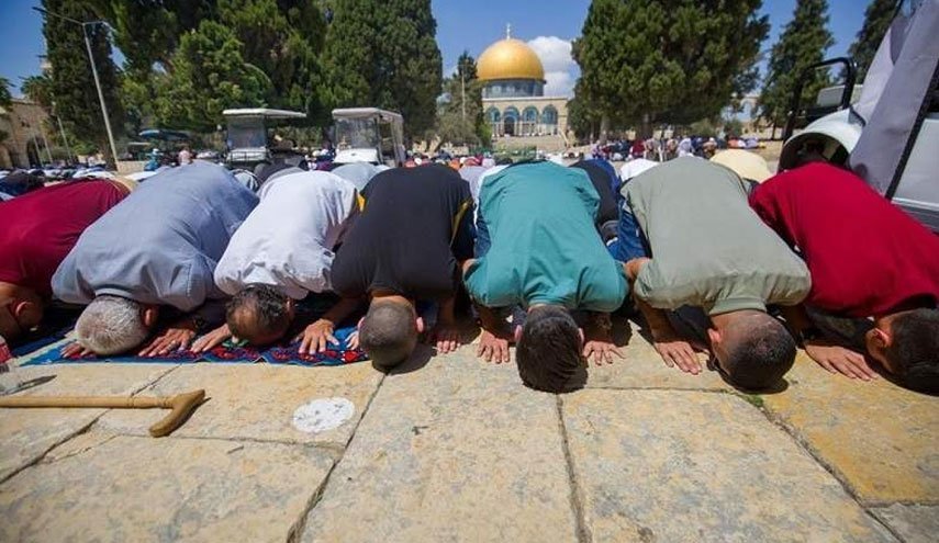 نماز جمعه ده‌ها هزار فلسطینی در مسجدالاقصی
