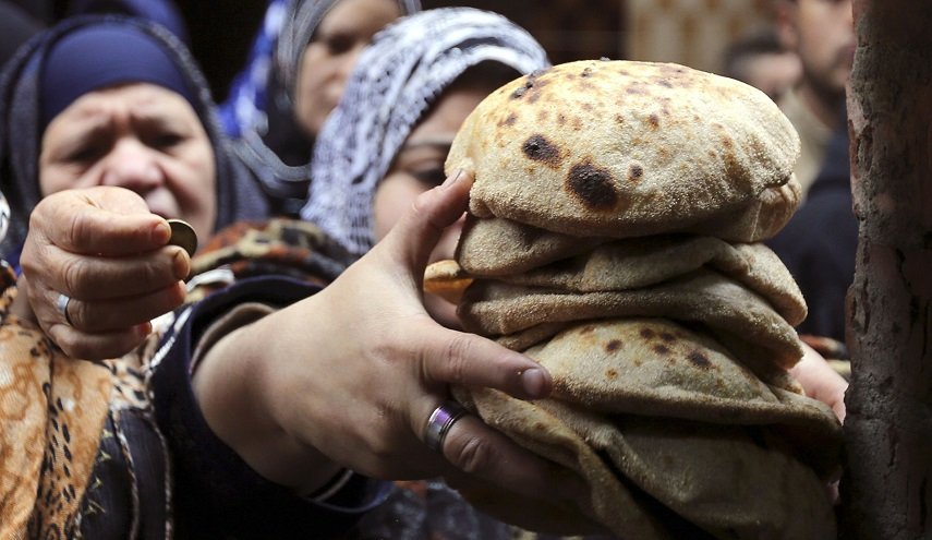 السلطات المصرية توضح حقيقة إلغاء الدعم العيني للخبز وتحويله إلى 