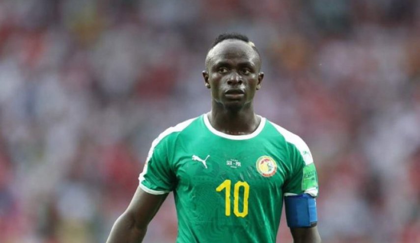 بالصورة.. حاول رد الجميل للاعب الكرة ماني، فانقلبت عليه!
