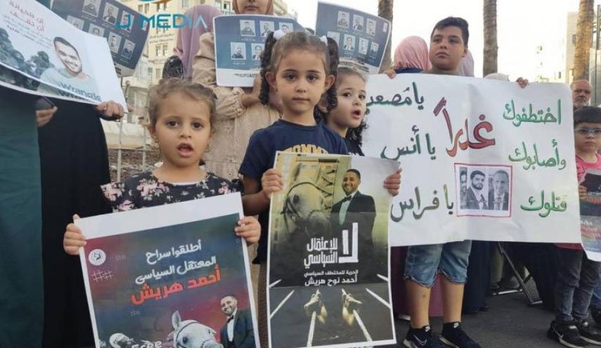 وقفة وسط رام الله للمطالبة بالإفراج عن المعتقلين السياسيين
