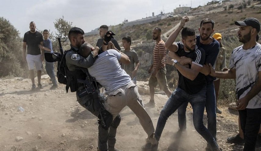 مستوطنون يحتجزون 3 فلسطينيين ويغلقون مداخل بلدة قصرة في نابلس