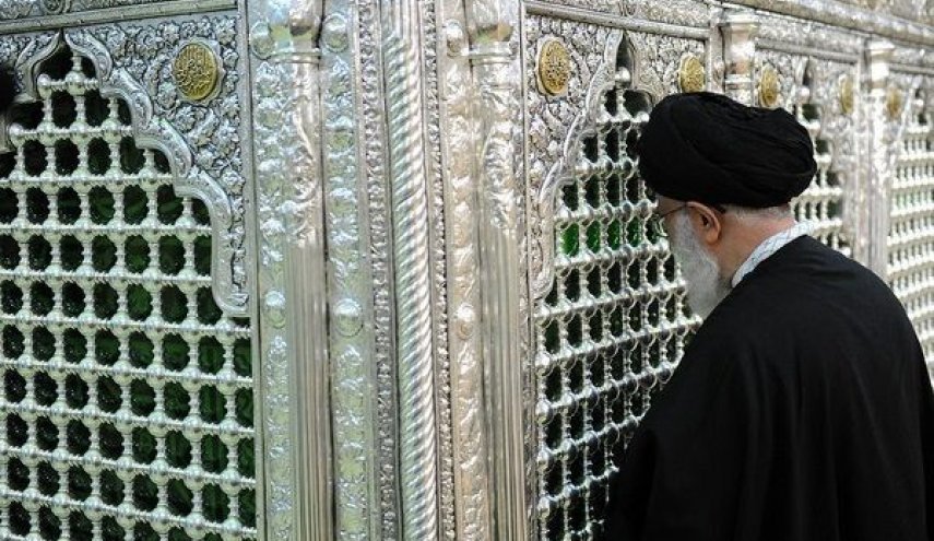 قائد الثورة الإسلامية يزور مرقد السيد 'شاه عبدالعظیم الحسني (ع)' 