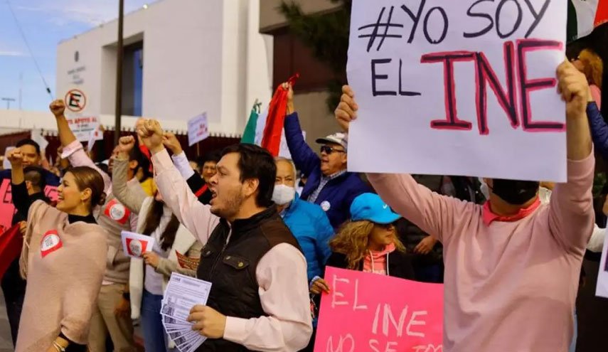الآلاف يتظاهرون بالمكسيك احتجاجا على خطة للإصلاح الانتخابي
