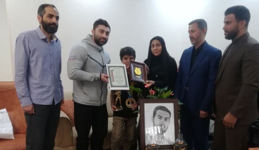 اهدای مدال جهانی پرورش اندام به خانواده شهید آرمان علی وردی