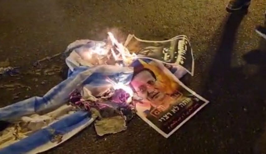 بحرینی‌ها تصویر هرتزوگ و پرچم رژیم صهیونیستی را به آتش کشیدند