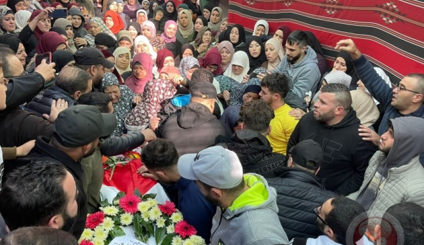 شاهد.. جماهير غفيرة تشيّع جثماني الشهيدين محمد ومهند مطير في مخيم قلنديا
