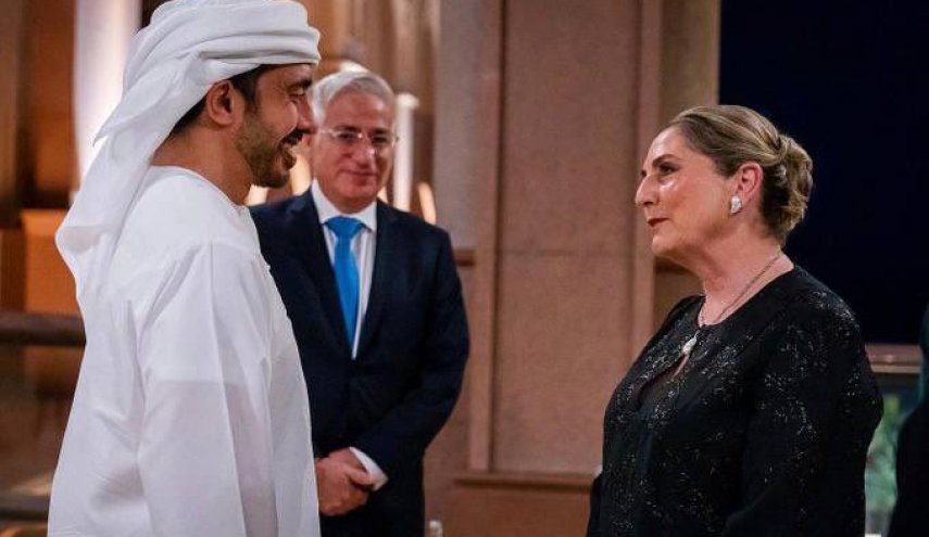 هذه المرأة تحس ان 'إبن زايد' ابنها الذي ضاع منها في سوق الخنازير!