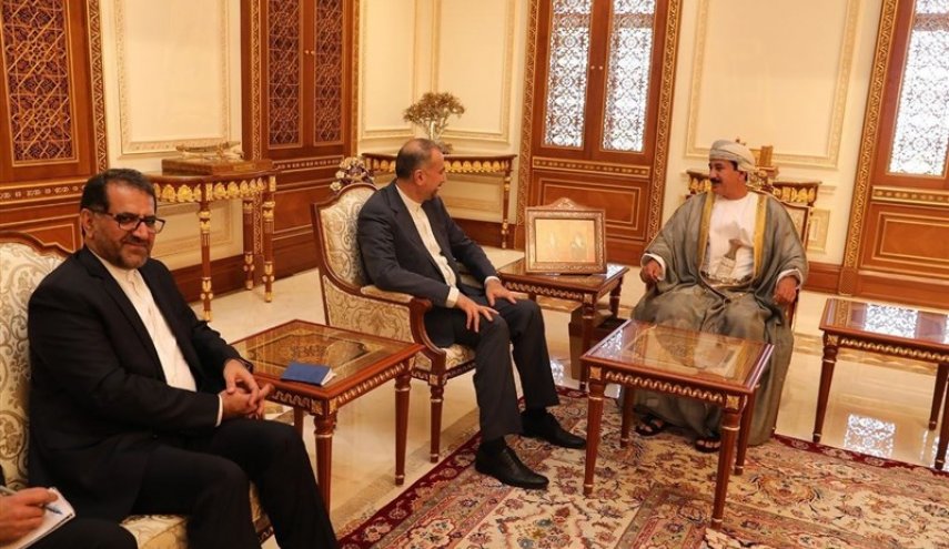 وزير الخارجية يلتقي وزير المكتب السلطاني العماني