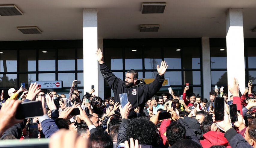 شاهد.. استقبال حافل لبطل 