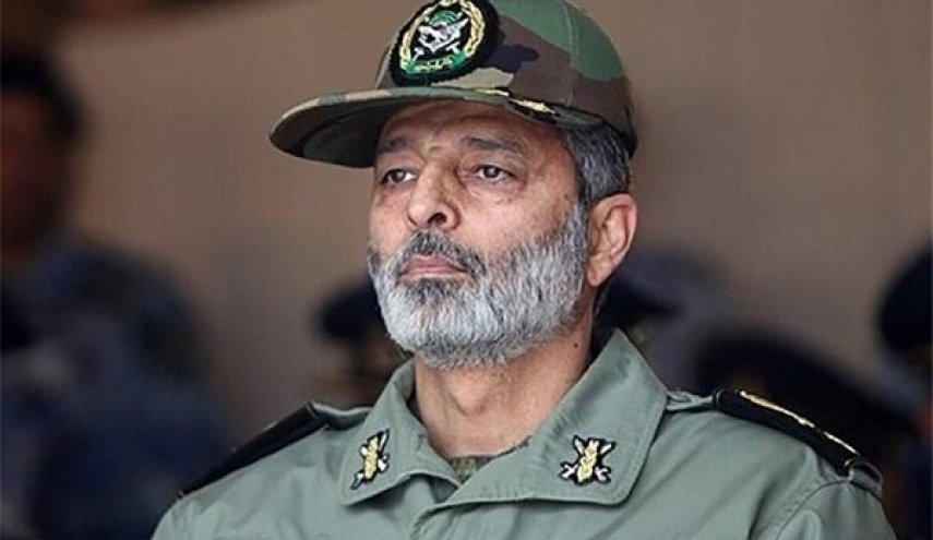 اللواء موسوي يتحدث هاتفيا مع الاسطول الايراني في المحيط الهادي