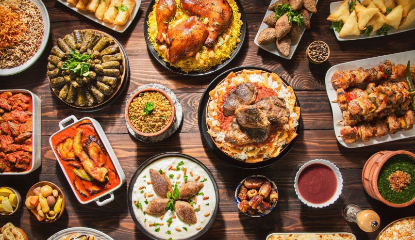دراسة: موائد الأكل الجماعية تسبب الوزن الزائد للنساء