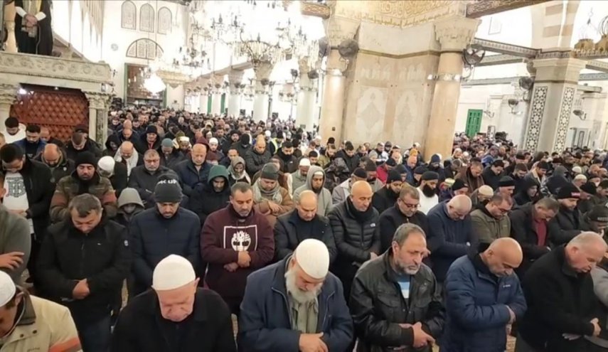 بالصور.. الآلاف يـــؤدون صلاة الفـــجر بالمسجد الأقصى المبارك