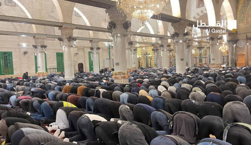 الآلاف يؤدون الفجر في الأقصى والإبراهيمي
