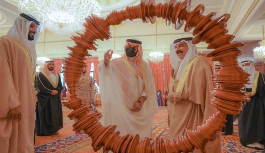 حکام آل‌خلیفه غرق در پول و ثروت.. چرا ملت بحرین نمی‌توانند؟