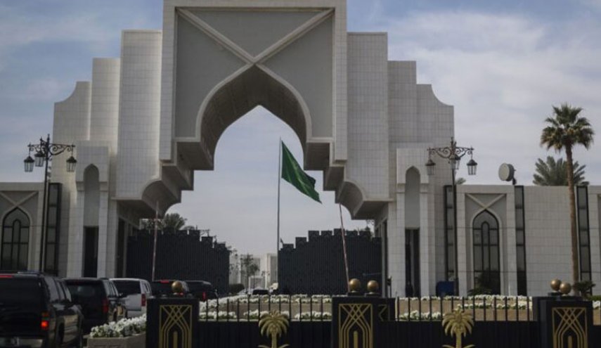السعودية.. فضائح تلاحق مسؤولي الديوان الملكي ومطالب بفرض عقوبات عليهم