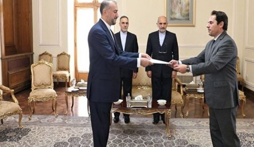 امير عبداللهيان يتسلم نسحة من اوراق اعتماد سفيري اليونان وزيمبابوي الجديدين