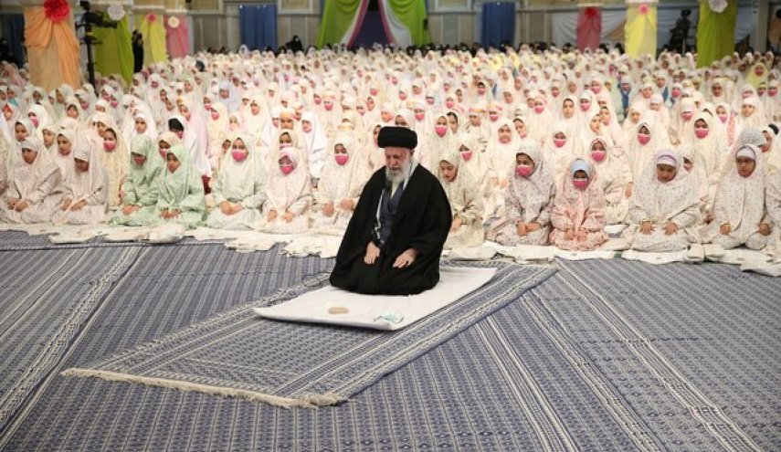 رهبر انقلاب: نوگلان عزیز با خدا دوست باشید و کاری کنید جزو زنان بزرگ کشور شوید
