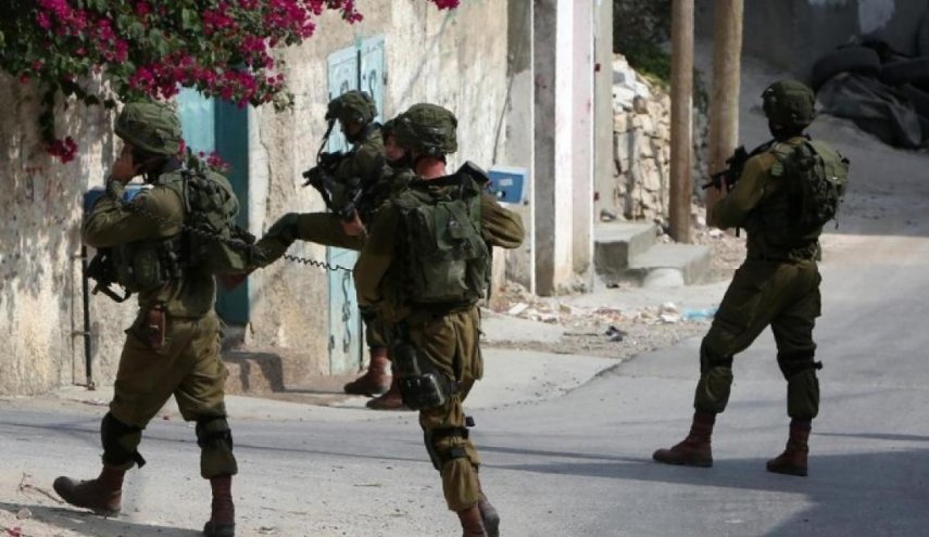 قوات الاحتلال تقتحم مناطق بالقدس المحتلة والمقاومة تتصدى لها 