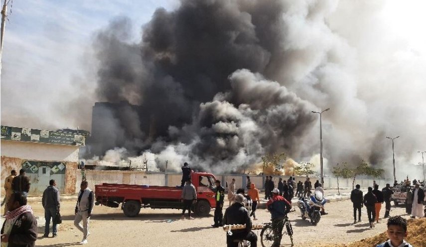 اندلاع حريق هائل في مصنع ملابس بمحافظة السويس في مصر