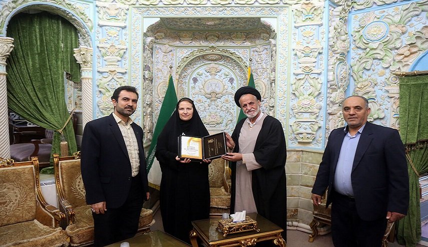 بالصور.. السفيرة السويسرية تزور مرقد السيدة المعصومة (س) في قم المقدسة