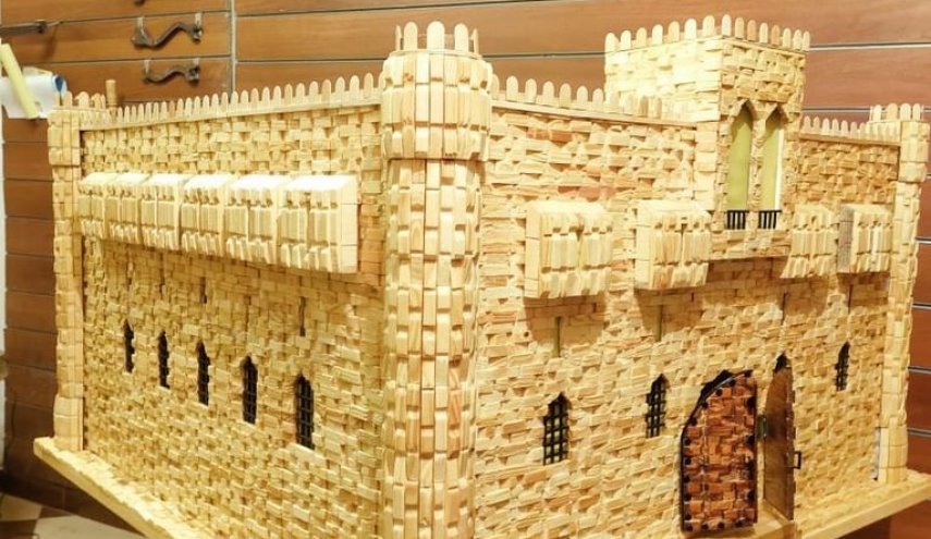 بالصور.. بأعواد كبريت ومشابك.. مصري يصمم مجسمات ببراعة فائقة