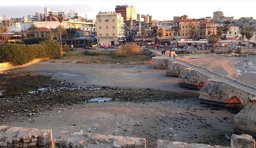 مخاوف اللبنانيين من تراجع مياه البحر و انخفاض منسوبه