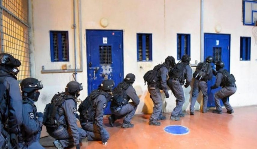  الأسرى الفلسطينيون يواصلون العصيان ضد إدارة سجون الإحتلال 