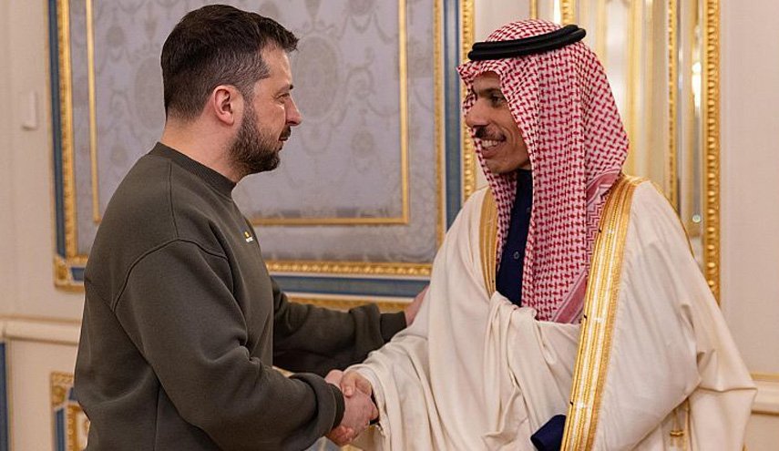 وزیر خارجه سعودی در دیدار با زلنسکی: ما خواهان پایان مسالمت‌آمیز بحران اوکراین هستیم