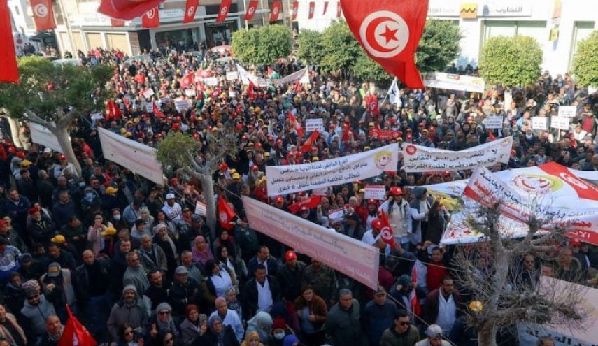 تونس تطرد مسؤولاً نقابياً إسبانياً وتمنع دخول الوفود الأجنبية المشاركة في تظاهرة لاتحاد الشغل