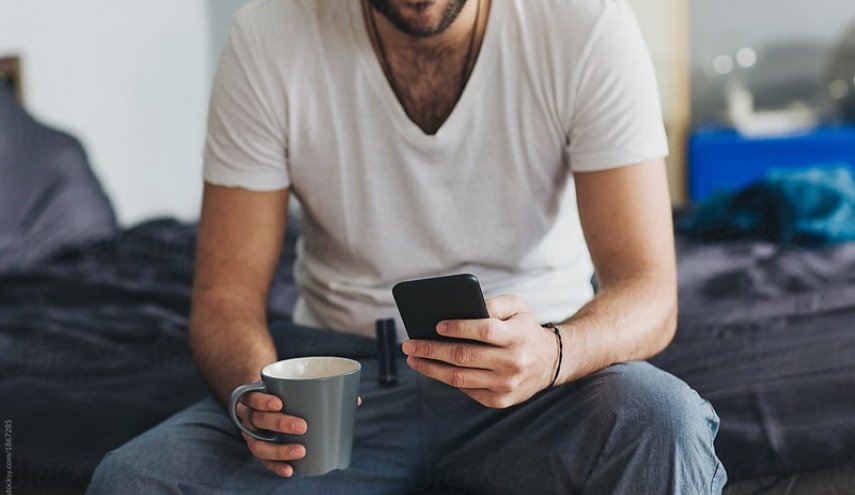 هل تلجأ إلى هاتفك فور استيقاظك من النوم؟
