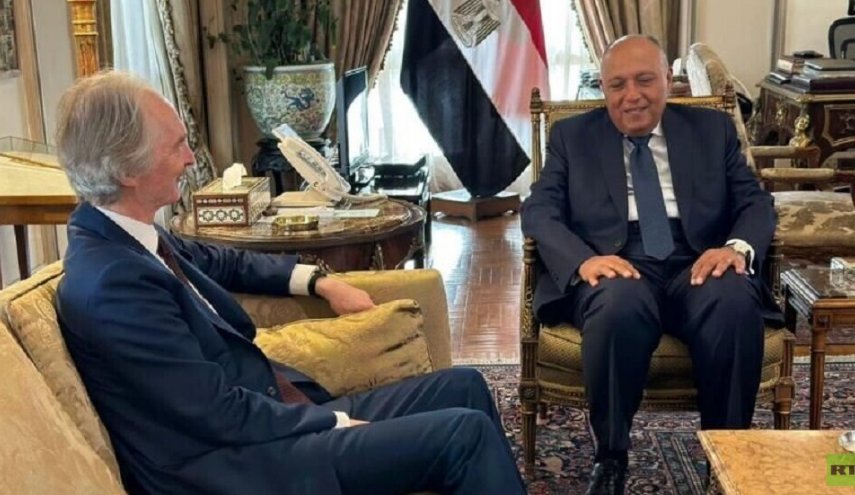 شكري يبلغ بيدرسن حرص مصر على حل سياسي في سوريا وفقا للقرار 2254