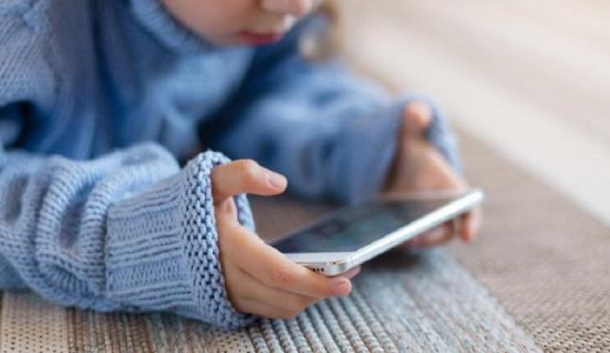 أرغم ابنه على اللعب بالهاتف 17 ساعة متواصلة .. ما السبب؟
