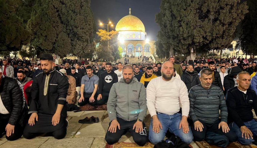 الآلاف الفلسطينيين يؤدون صلاتي العشاء والتراويح في الأقصى