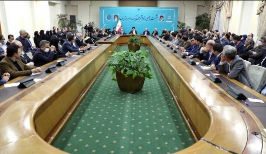 دانشمندان برای رفع مشکلات کشور راهکار ارائه کنند/ بخش تولید نیازمند نیروهای ماهر است