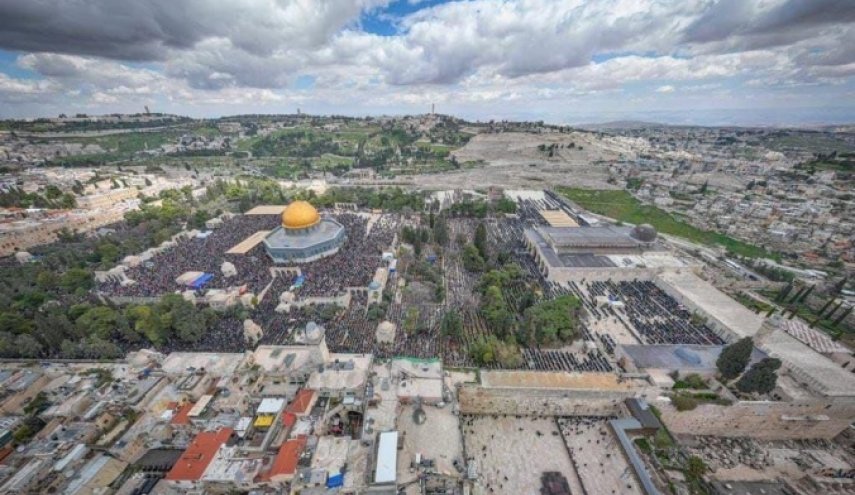  شاهد.. ربع مليون 'من كل حَدَبٍ وصوبٍ' يشدون الرحال نحو الأقصى

