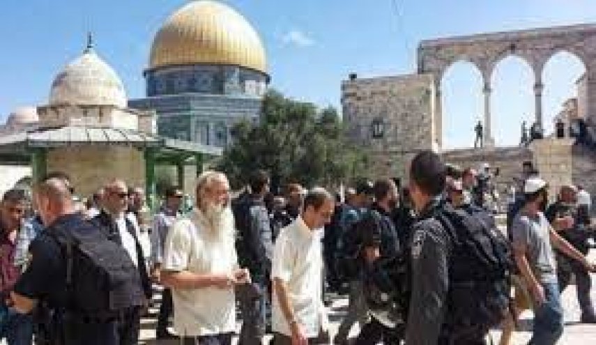 المتسوطنون يدنسون الأقصى وأصحاب الارض يعتقلون