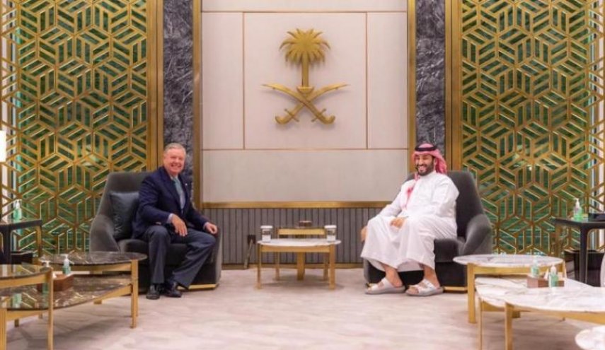 ولي العهد السعودي يجتمع بالسيناتور الأمريكي ليندسي غراهام 