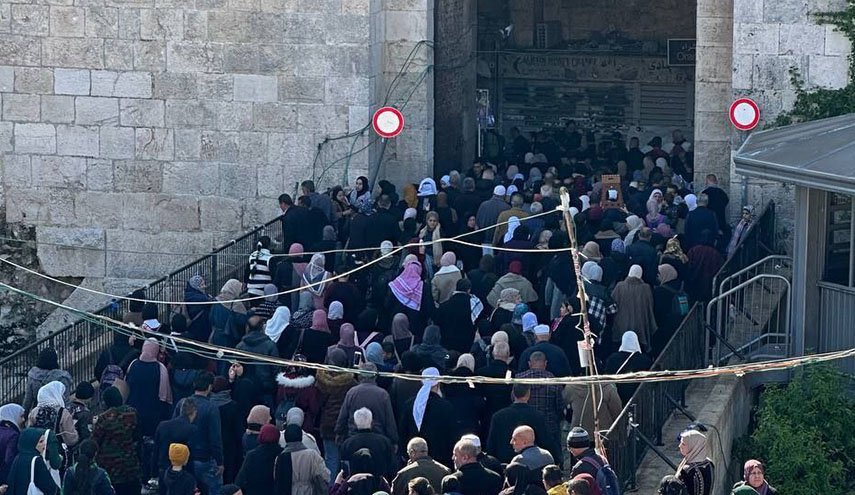 أعداد كبيرة من المرابطين يدخلون المسجد الأقصى المبارك عبر أبوابه + صورة
