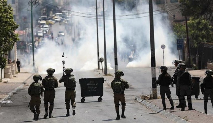 إصابة فلسطيني برصاص الإحتلال والعشرات بحالات اختناق في بلدة بيت أمر 
