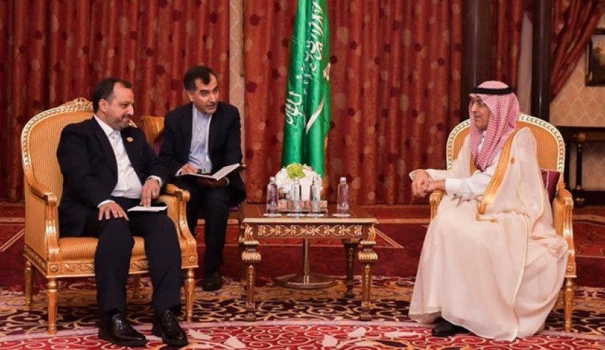 باحثا معه التعاون الجمركي والاستثماري .. وزير الاقتصاد الايراني يلتقي نظيره السعودي