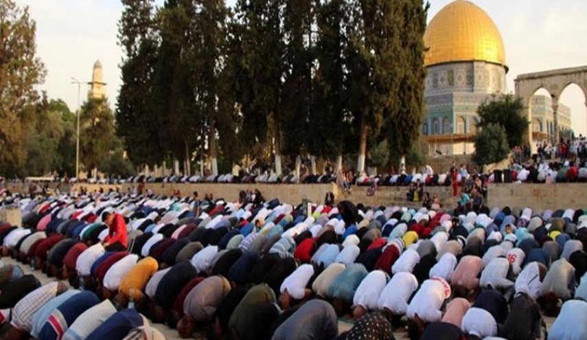 عشرات الآلاف يؤدون صلاة الجمعة في الأقصى

