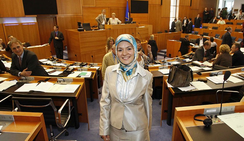 'وزيرة وحيدة' بين الرجال في حكومة أردوغان الجديدة.. من هي؟!