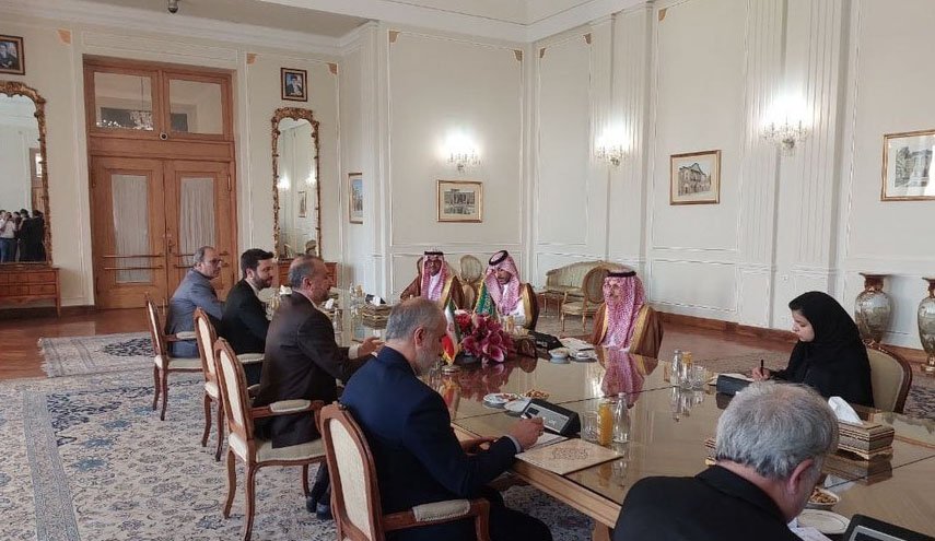 وزیر خارجه عربستان وارد تهران شد/ استقبال امیرعبداللهیان از بن فرحان/  آغاز اولین دور مذاکرات وزرای خارجه ایران و عربستان در تهران+ویدیو