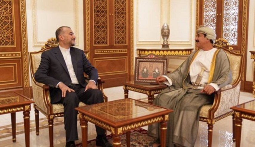 أميرعبد اللهیان يلتقي في مسقط وزیر المکتب السلطاني