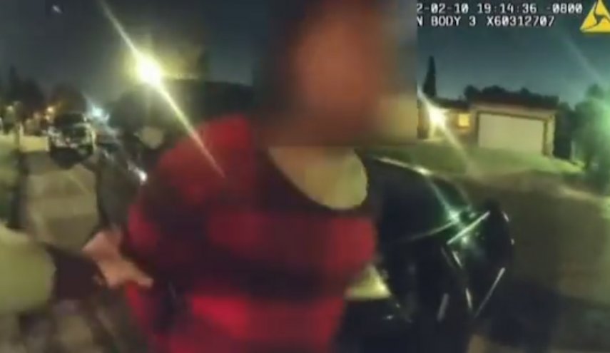 الشرطة الأمريكية تقتحم منزلا وتكبّل طفلة عمرها 10 سنوات!