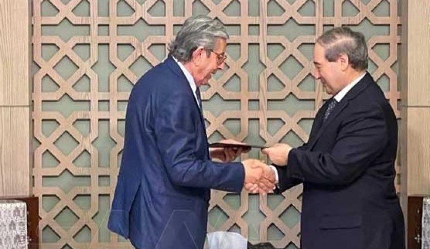 المقداد يتسلم نسخة لأوراق اعتماد بوشامة سفيرا مفوضا وفوق العادة للجزائر