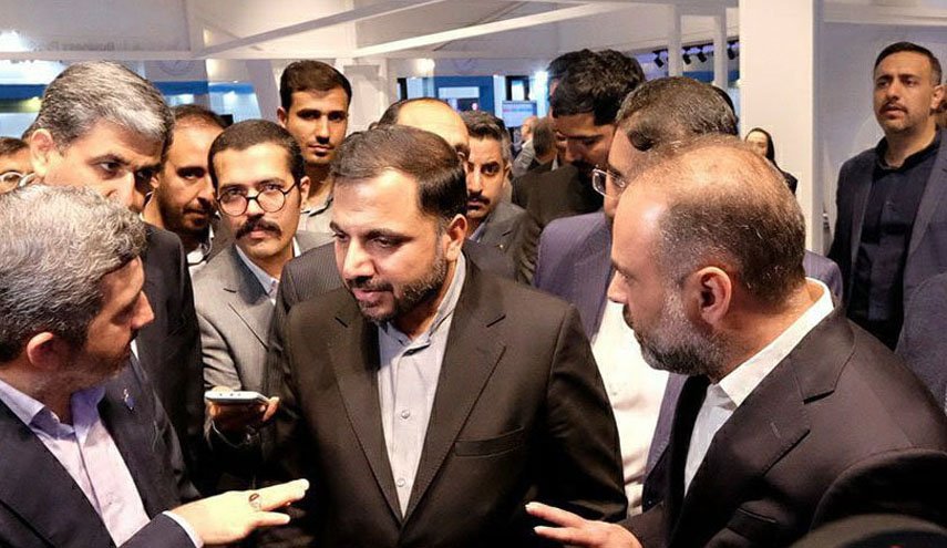 رونمایی از ربات خودرو خودران همزمان با حضور وزیر ارتباطات در نمایشگاه الکامپ