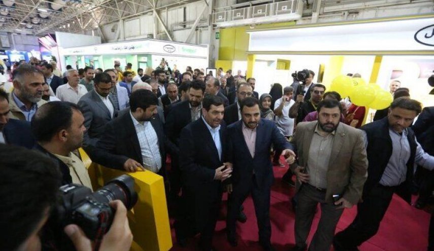 مخبر يتفقد معرض الكامب الدولي في طهران