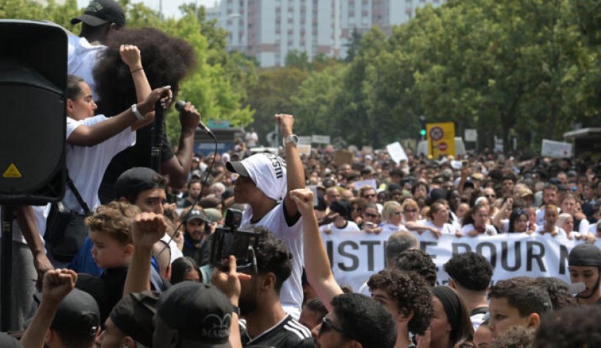 الفرنسيون يتجاهلون الحظر القضائي ويتظاهرون ضد عنف الشرطة في باريس